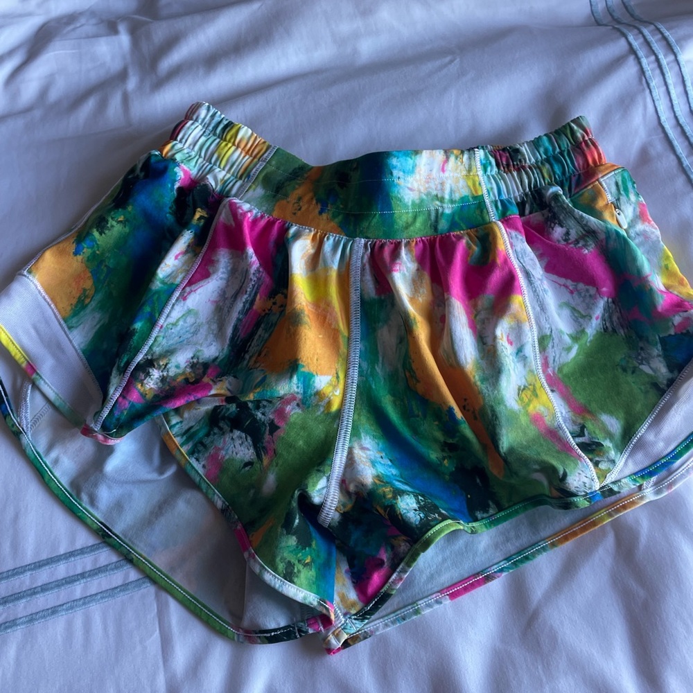Lululemon hotty hot shorts 2.5 in RARE PATTERN! Size 6